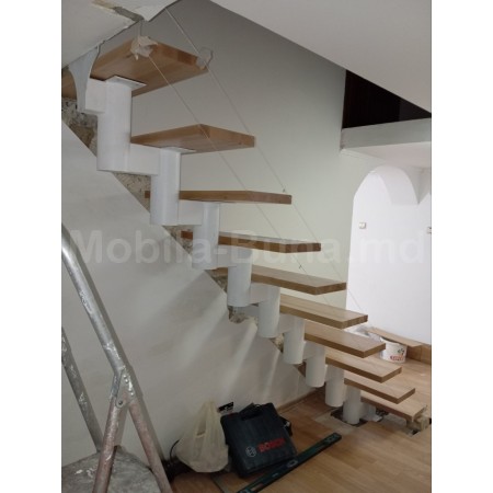 Scară metalică interioară pentru spațiu îngust cu trepte din lemn A-31